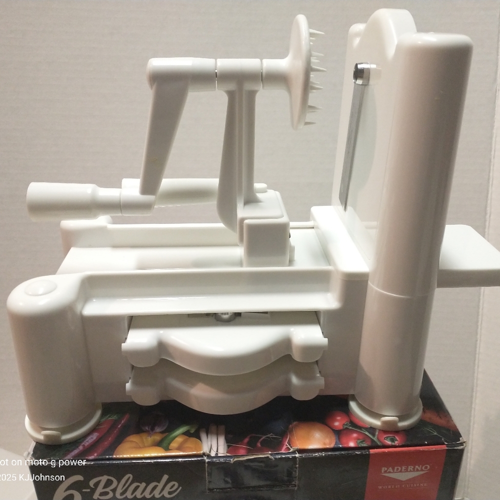 Paderno World Cuisine 6-Blade Vegetable Spiralizer. - Picture 5 of 11